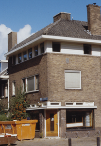851662 Gezicht op de voor- en zijgevel van het woonwinkelpand Mr. Sickeszlaan 1 te Utrecht, dat verbouwd wordt tot ...